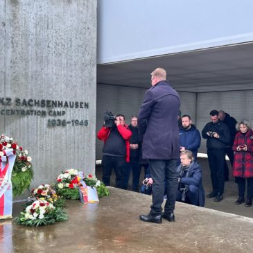 Kranzniederlegungen zum Gedenken am Gleis 17 am Bahnhof Grunewald und in Sachsenhausen