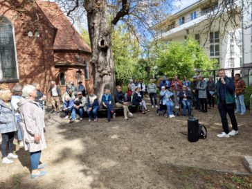 Beeindruckend viele Teilnehmer beim Kiezspaziergang “Weißensee und seine Geschichte(n) Teil 2”